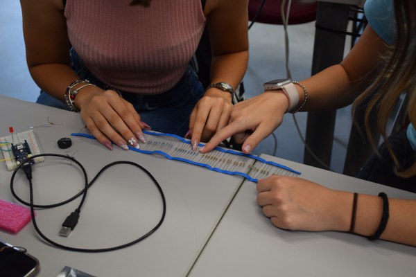 Un laboratori di Ragazze Digitali ER 2024